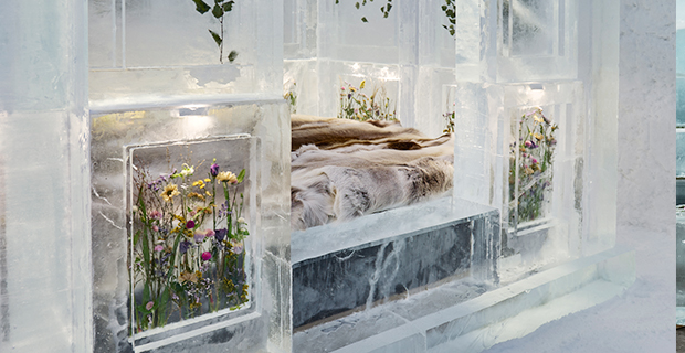 Det är isblock runt sängen med björklöv och en taklampa i form av en blomsterkrans.